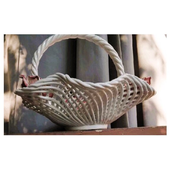 Porcelain Capodimonte Italian Weave Basket with Separately Attached Roses - Picture 5 of 6